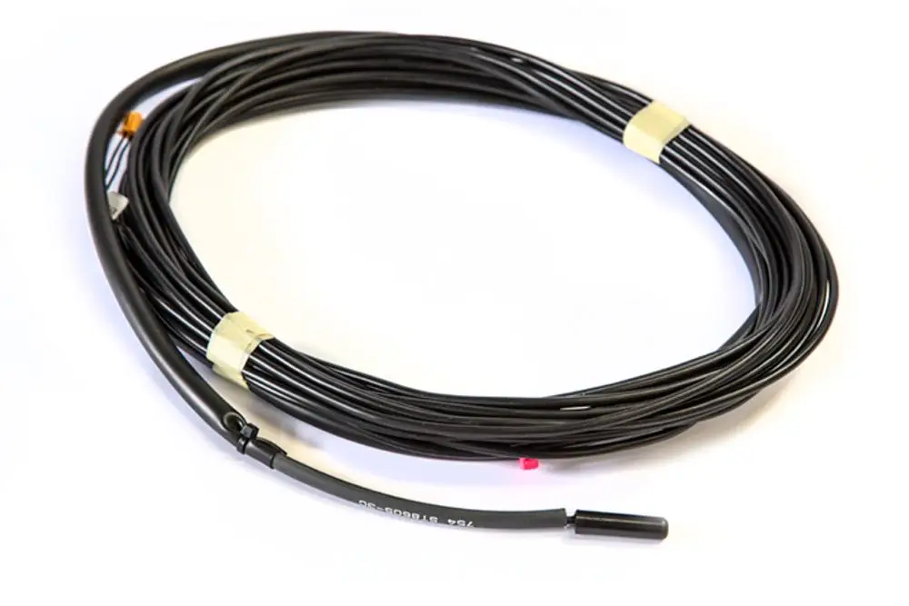 Schwarzes Kabel mit einem Temperatursensor an einem Ende, möglicherweise für Heizungs- oder Kühlanwendungen, wie sie von Daikin verwendet werden.
